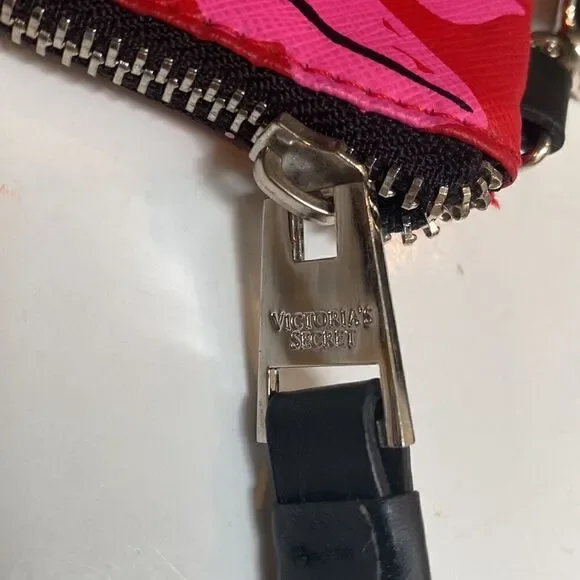 Red coated canvas Victoria’s Secret large wristlet make up bag - Picture 3 of 7